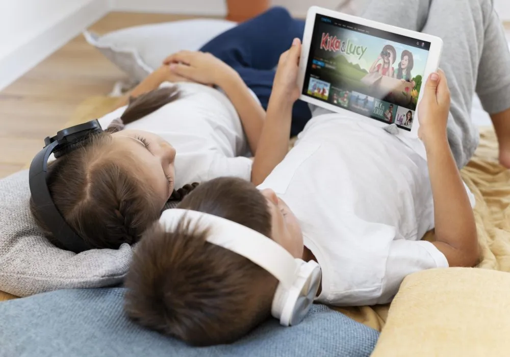 medium-shot-kids-with-tablet